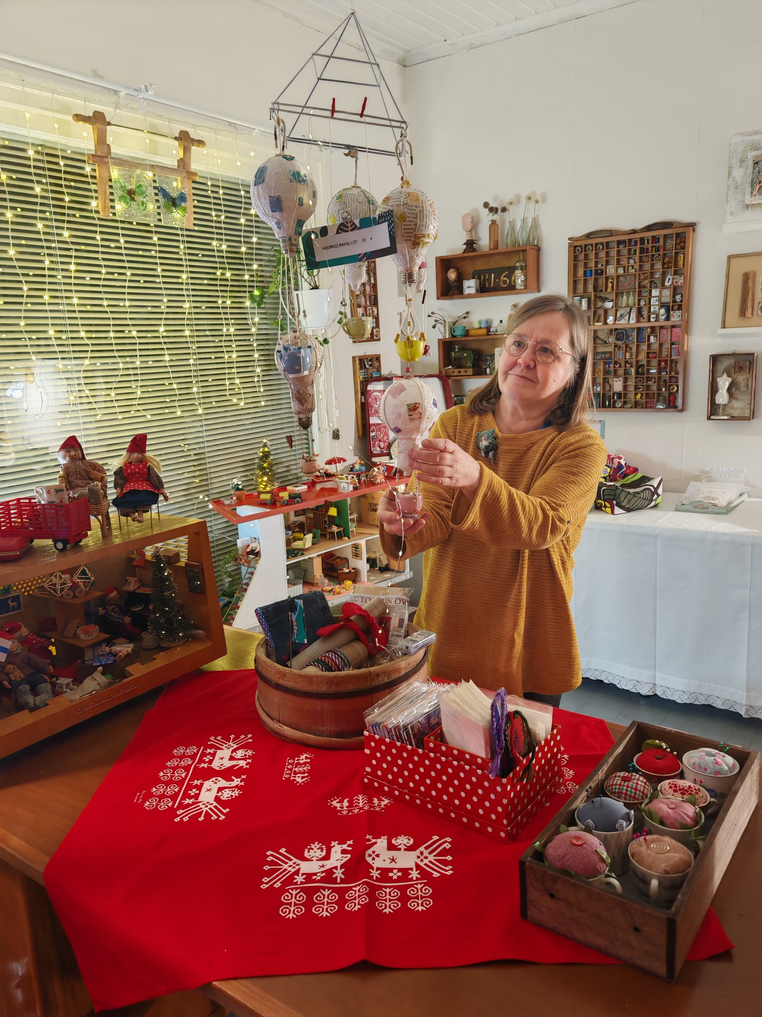 Tarja Pärn työhuoneella